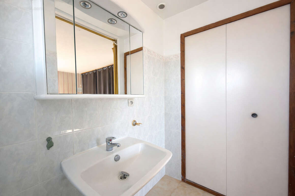 Maison à SAINT-LAURENT-DE-LA-SALANQUE