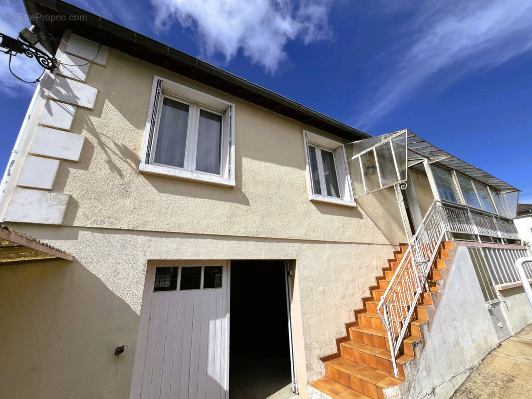 Maison à FONTAINE-LA-GUYON