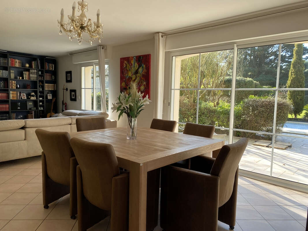 Villa de 180 m² sur une parcelle de 2400 m² avec piscine chauffée et accès direct sur le golf. - photo 8