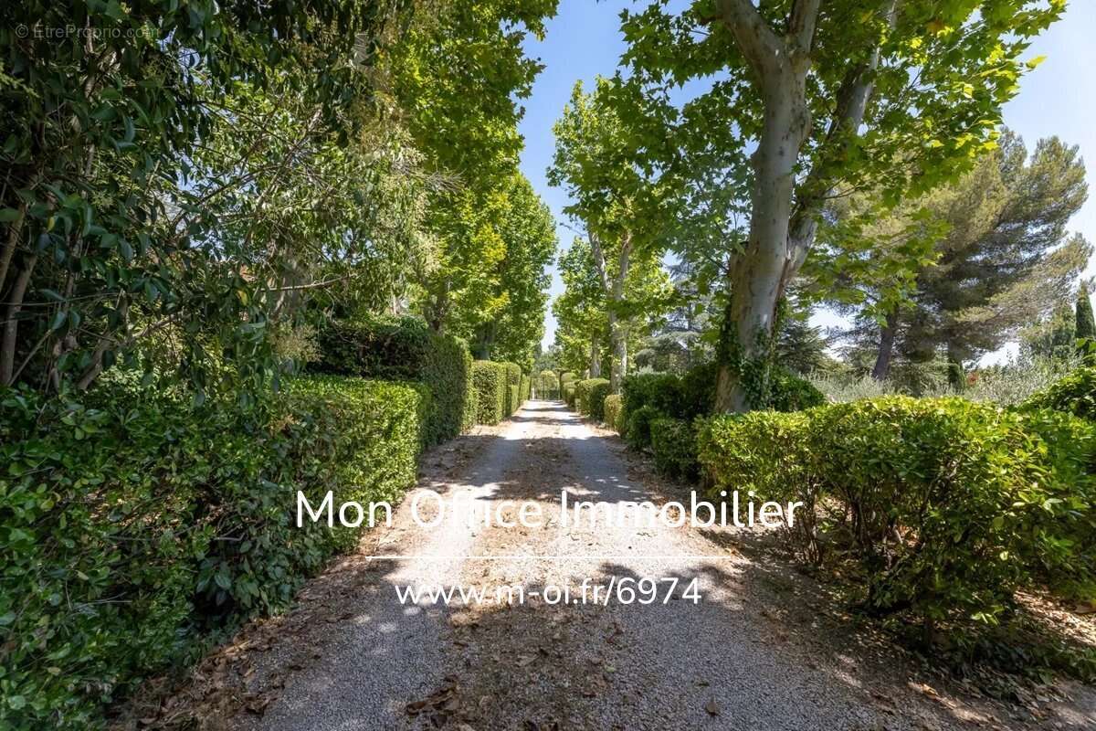 Référence : 6974-TLE - Aix en Provence - Bas de Bastide - XIX e siècle - 7 pièces - Proche centre ville - Piscine - Pool house-  - photo 14