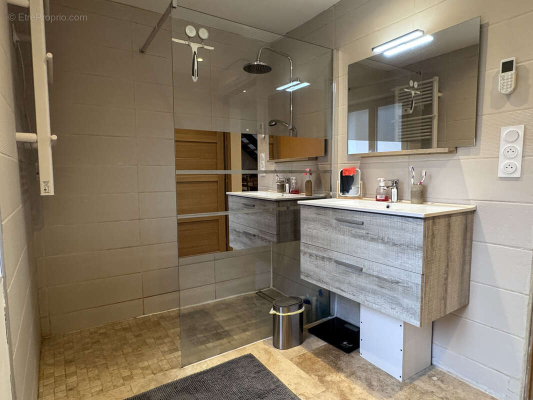 Maison à VILLENEUVE-LES-GENETS