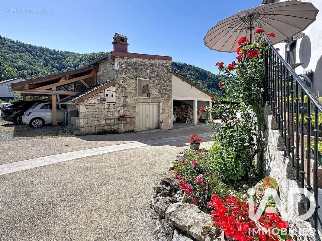 Maison 243 m² à Crenans  - photo 3