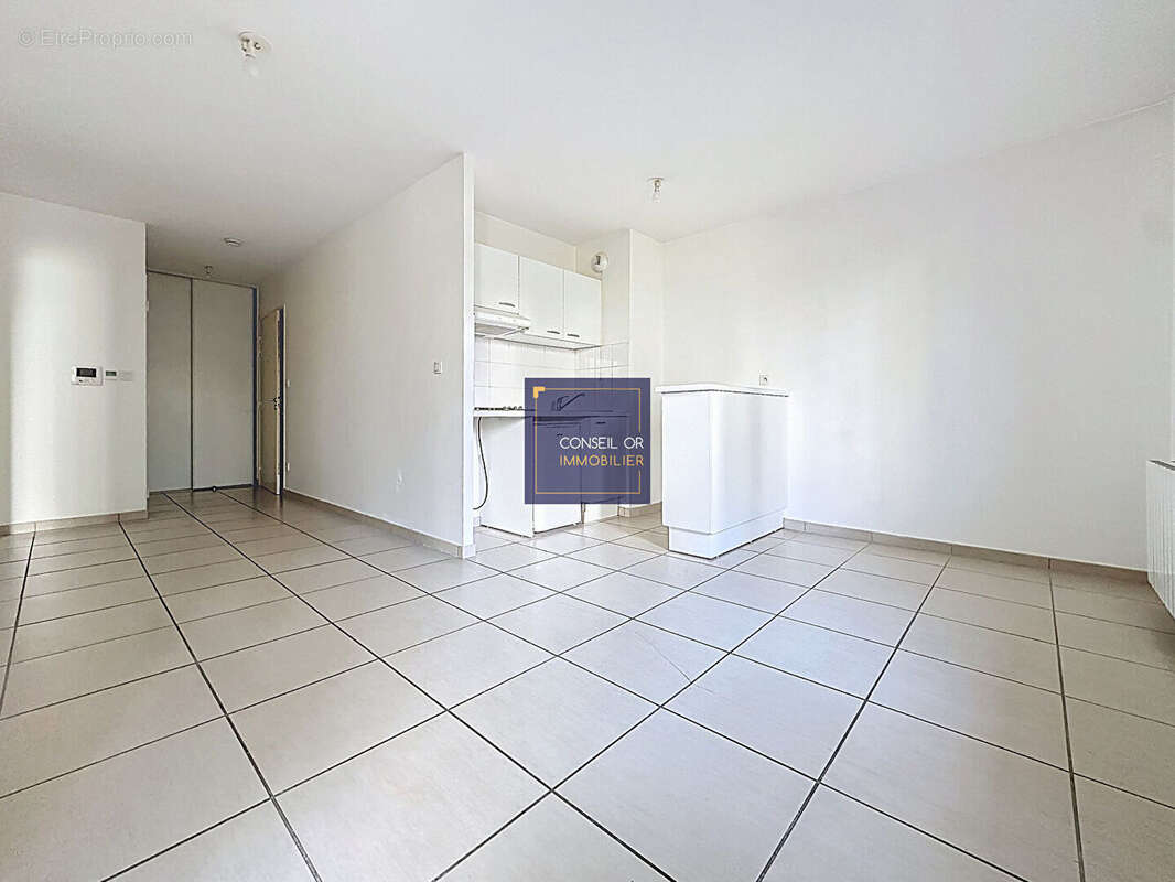 Appartement Saint Genis Laval 2 pièces 45 m2 + garage - photo 2