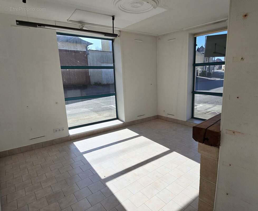 Surface commerciale - Appartement à FEUQUIERES