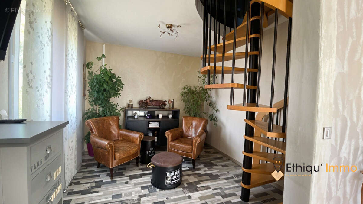 Maison 107 m² à La Riviere-De-Corps  - photo 2
