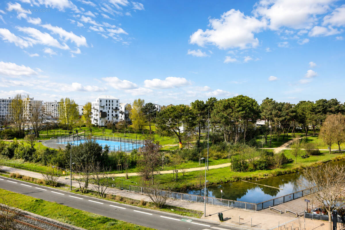 Bordeaux Lac - Superbe T3 traversant (68.45M2) offrant une vue panoramique avec 2 Balcons et parking privatif - photo 2