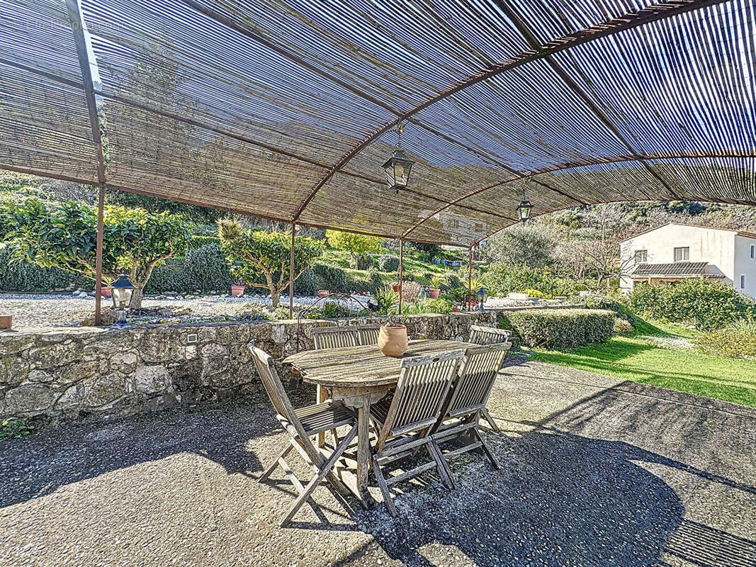 Maison à CHATEAUNEUF-VILLEVIEILLE