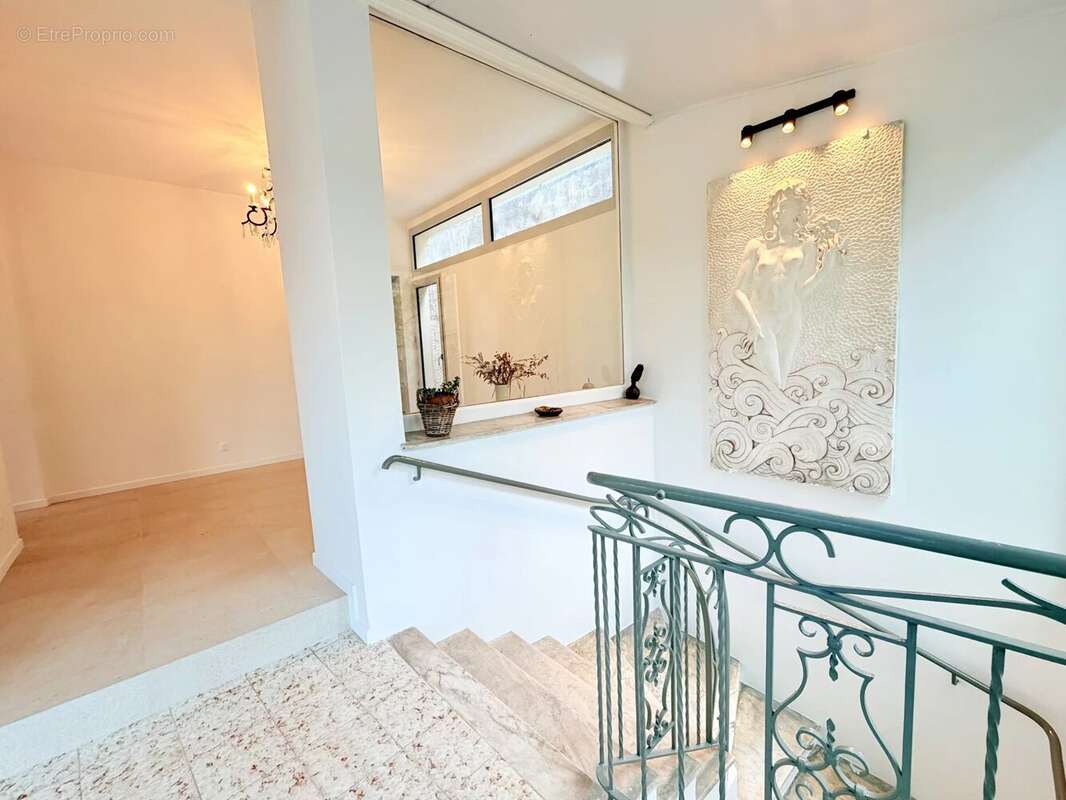  NICE BON VOYAGE – Maison individuelle rénovée d'environ 102 m² habitables avec deux appartements, terrasses, jardin et petit ga - photo 4