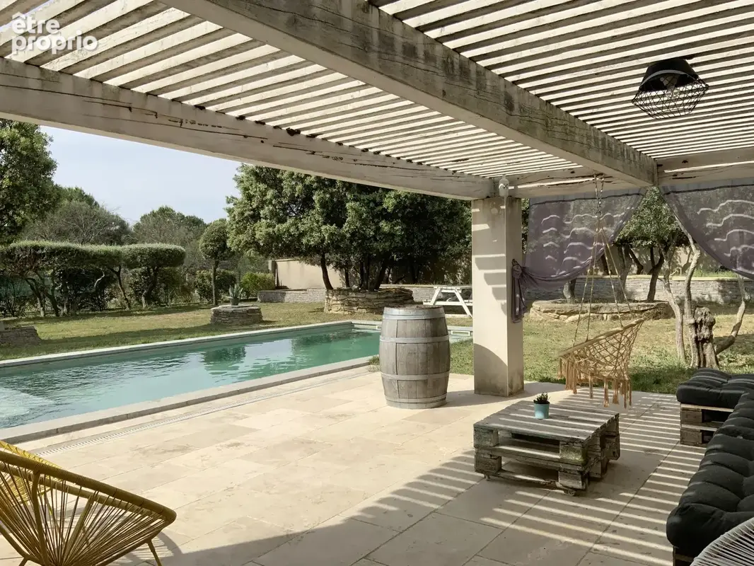 Villa de plain pied sur beau terrain arboré avec piscine. - photo 2