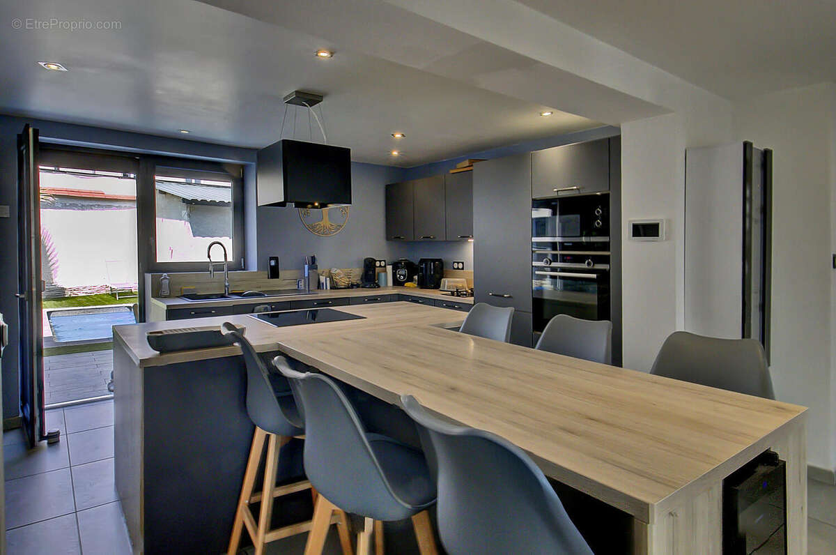 Janneyrias, maison de charme rénovée avec goût - photo 4