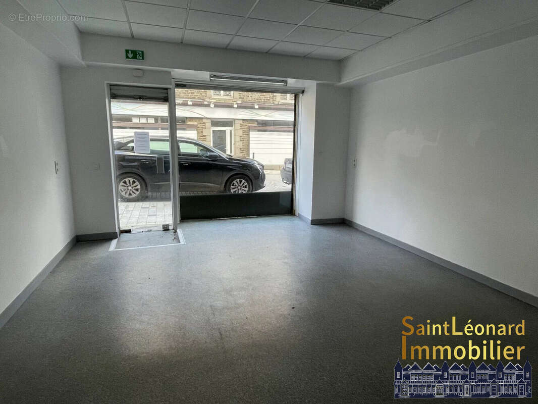 Commerce 49 m² à Fougeres  - photo 2