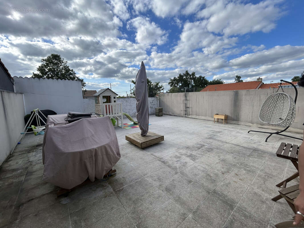Maison située à La Chapelle basse-mer, 2 chambres, salon / séjour / cuisine et garage sur jardin clos. - photo 8