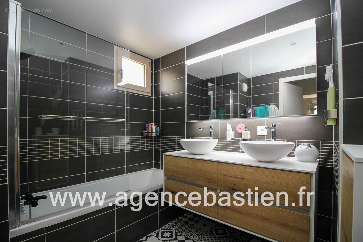 DIVONNE-LES-BAINS   Centre-ville -  Appartement T3 de 79 m2 avec terrasse, garage et cave - photo 7