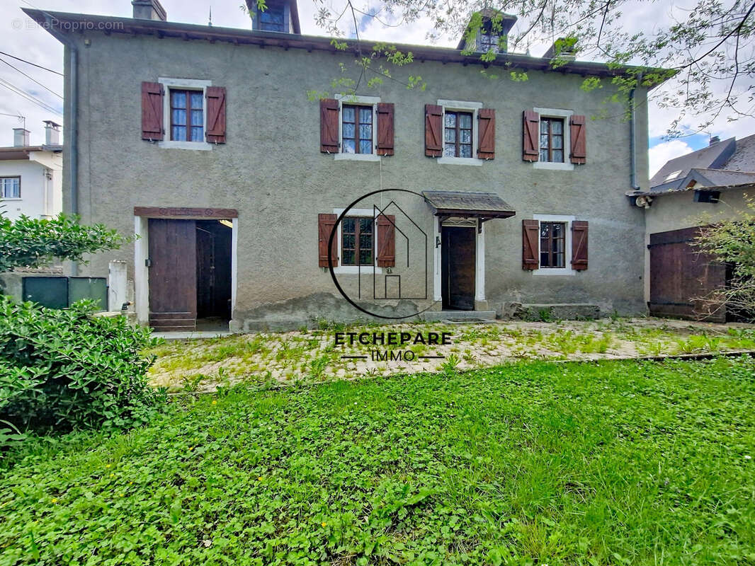 Maison à LAGUINGE-RESTOUE