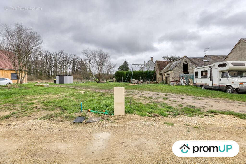 Terrain à LES MONTILS