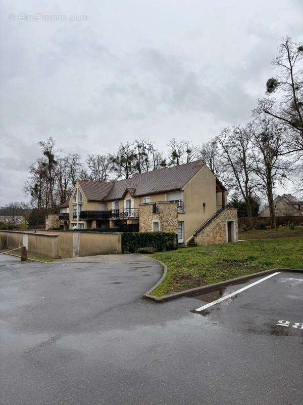 Parking à D'HUISON-LONGUEVILLE
