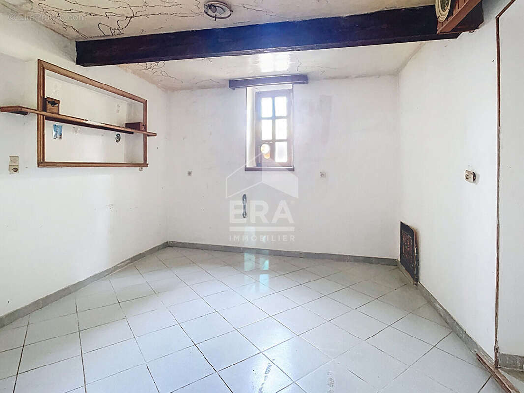 Maison à SAINT-MITRE-LES-REMPARTS