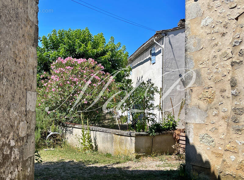 Maison à BONNEVILLE-ET-SAINT-AVIT-DE-FUMADIERES