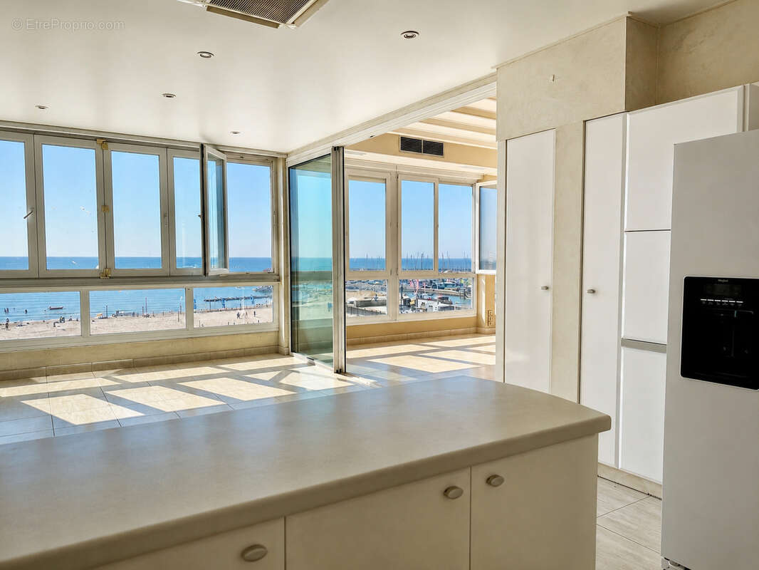 Palavas ,dernier étage privatif en vue mer panoramique , T4/5 de 182 m2 traversant   , 2 boxs privés , cellier - photo 3