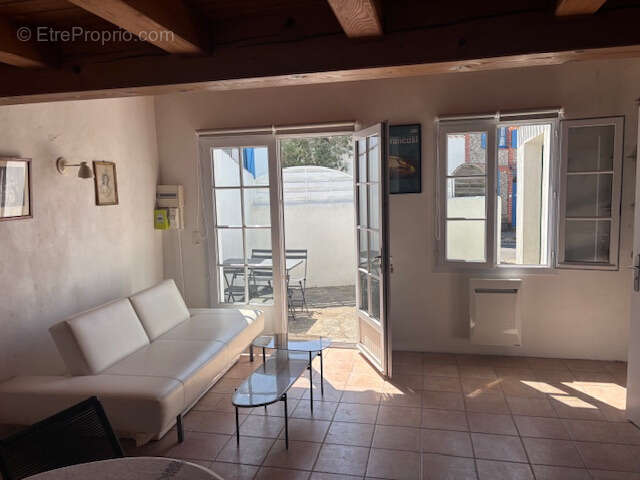 Pied à Terre avec petite cour pavée à 2 pas des commerces de St Sauveur. - photo 7