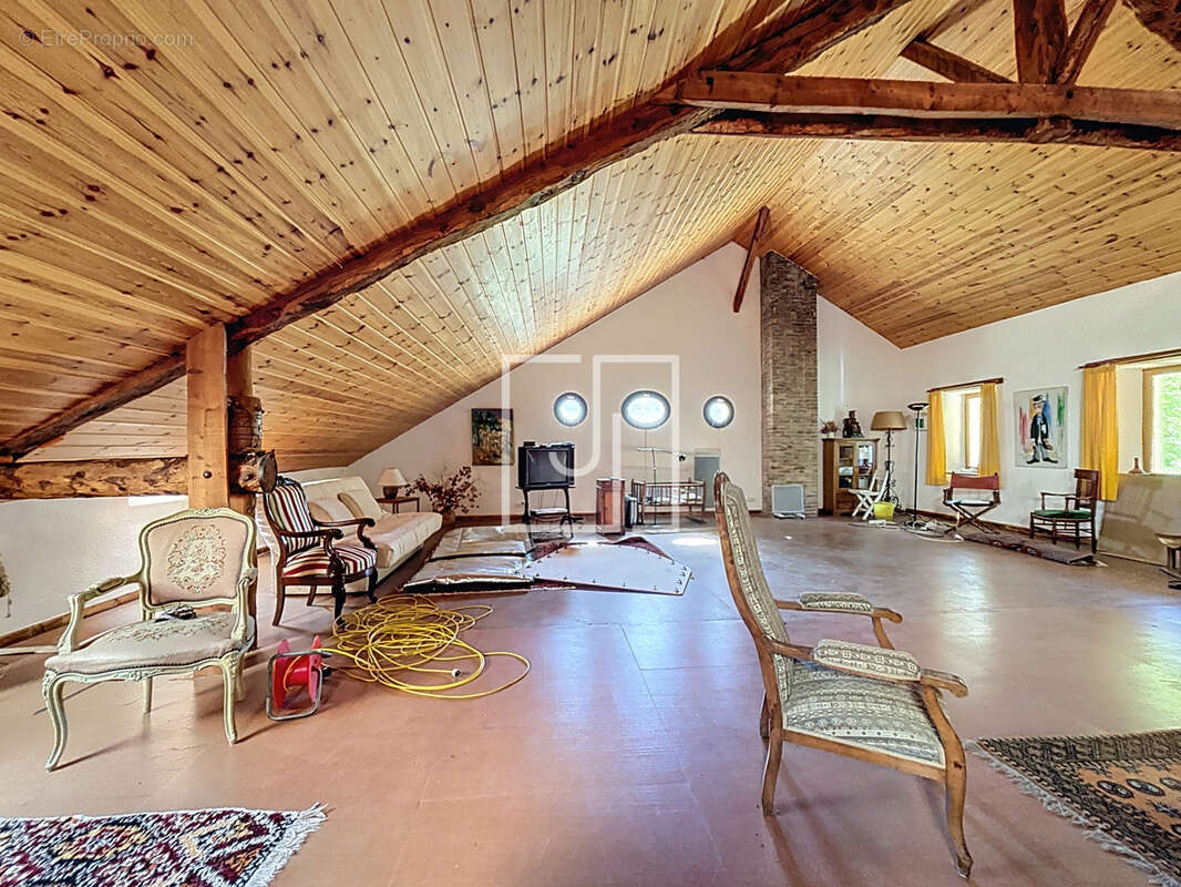 Maison à ENCHASTRAYES