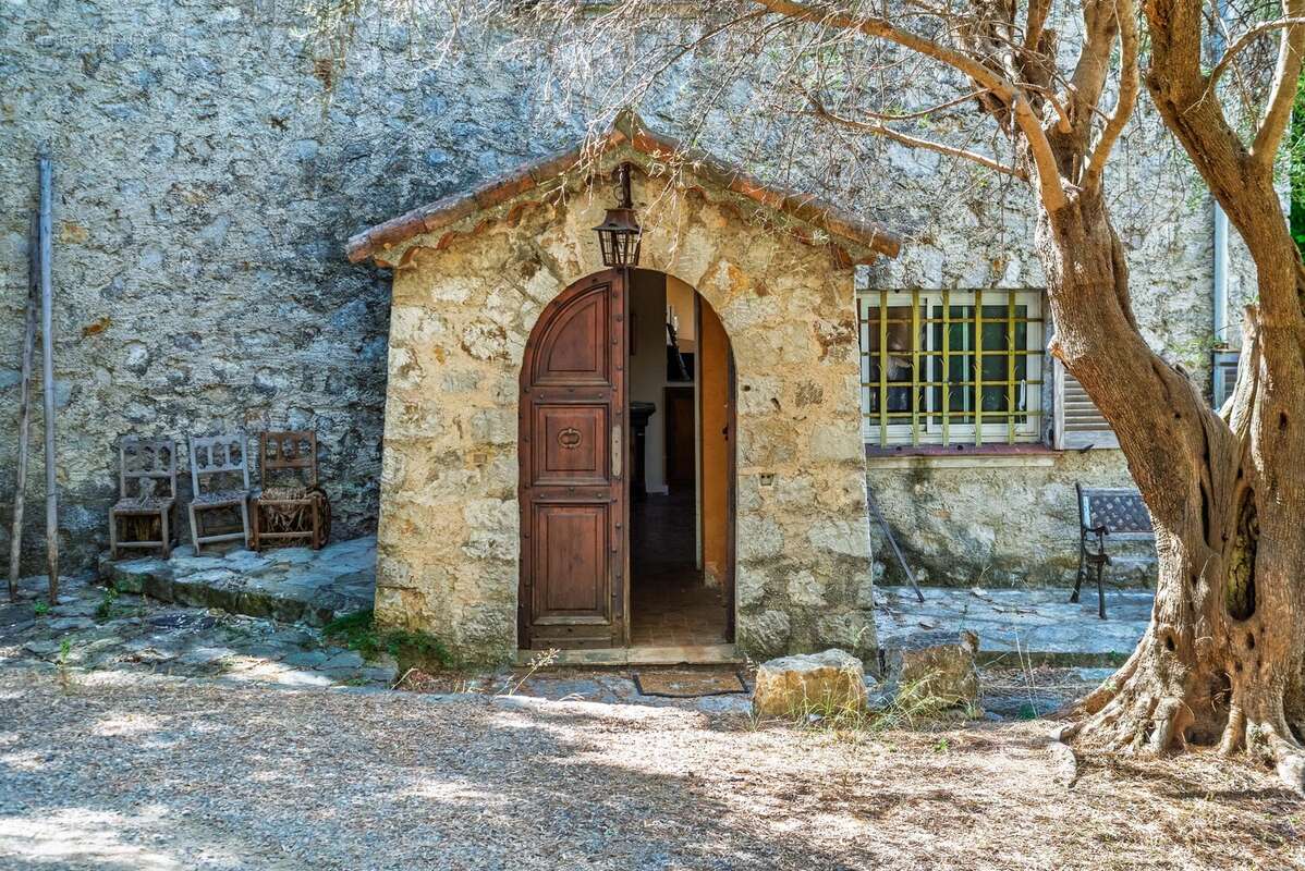 Century 21 Hanna Logis vous propose une magnifique maison en pierre située dans l’un des quartiers les plus recherchés d’Antibes - photo 8