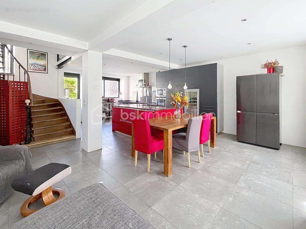 Maison de ville familiale avec dépendance et fort potentiel - photo 9