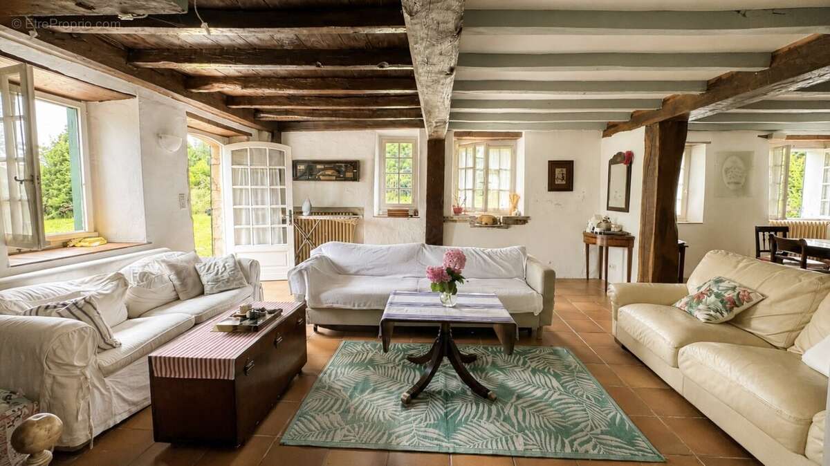 Maison de caractère du XVIIIe siècle rénovée  402 m² habitables  9 chambres  Terrain de 2 215 m²  Urt - photo 4