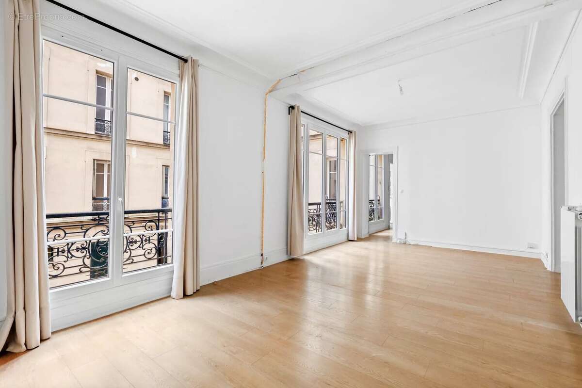 Appartement à PARIS-16E