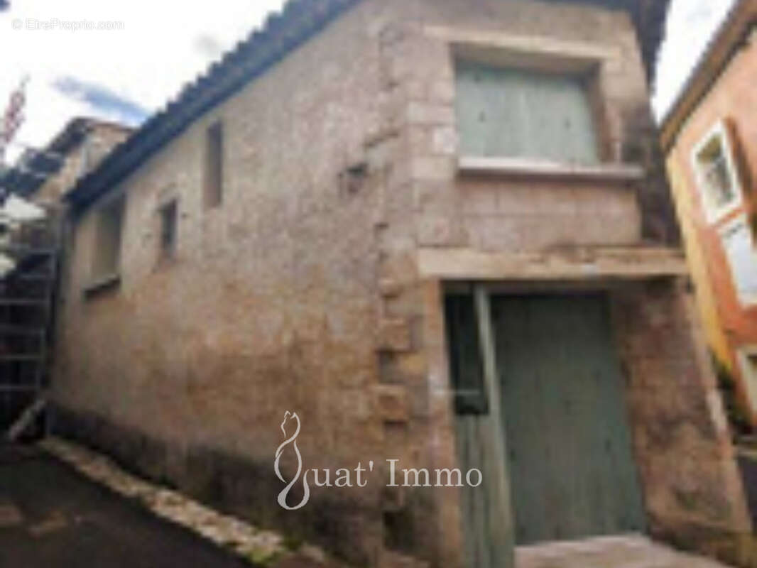 À Céreste-En-Luberon (04), maison de village sur deux niveaux. - photo 2