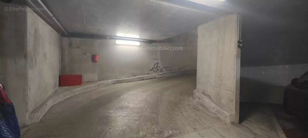 Parking à PARIS-11E