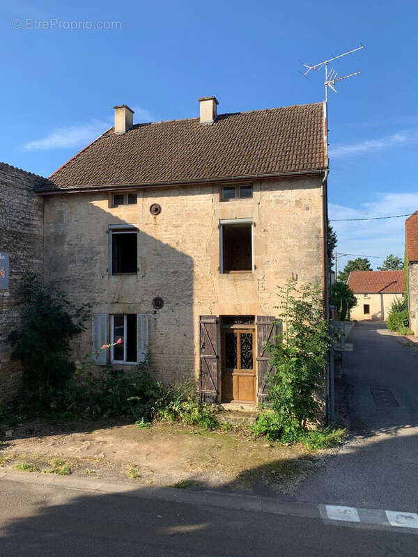 Maison à JOURS-LES-BAIGNEUX