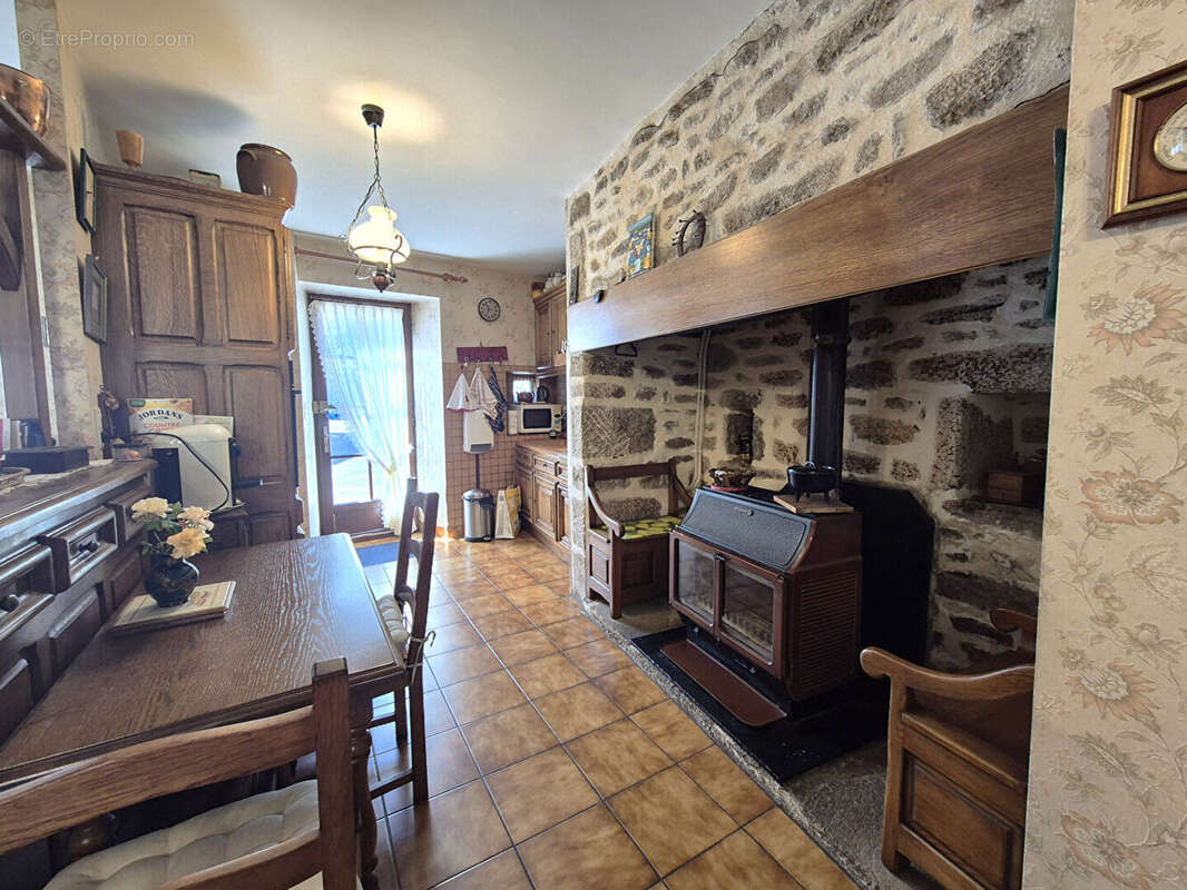 CORRÈZE. SAINT-AUGUSTIN. Maison en pierre avec 4 chambres, garage et jardin à l'arrière. - photo 3