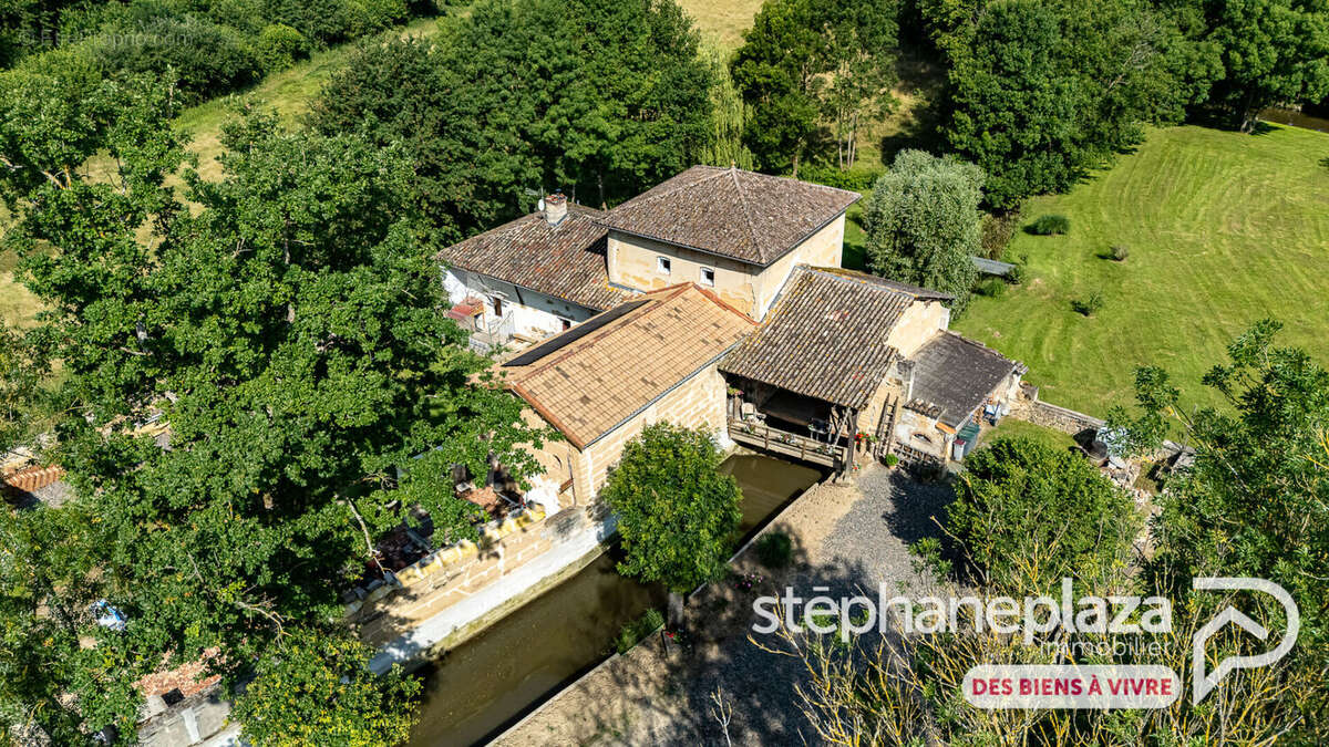 Maison à SAINT-ETIENNE-SUR-CHALARONNE