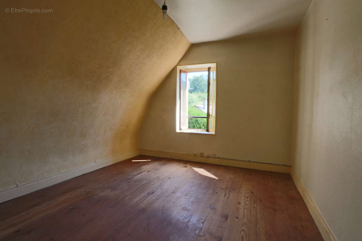 Maison à SAINT-SAUVES-D&#039;AUVERGNE