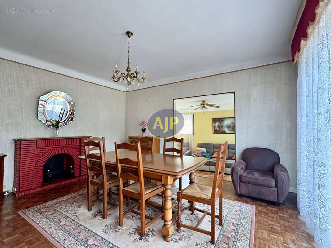 Maison individuelle de plain-pied avec jardin paysagé et beau potentiel - photo 3
