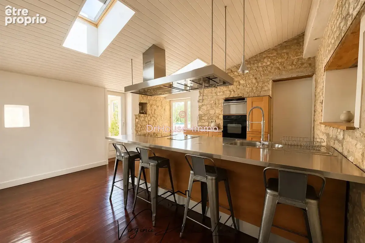 Maison 9 pièces 205 m² à vendre à Fontenay-Le-Comte (85200) - photo 2