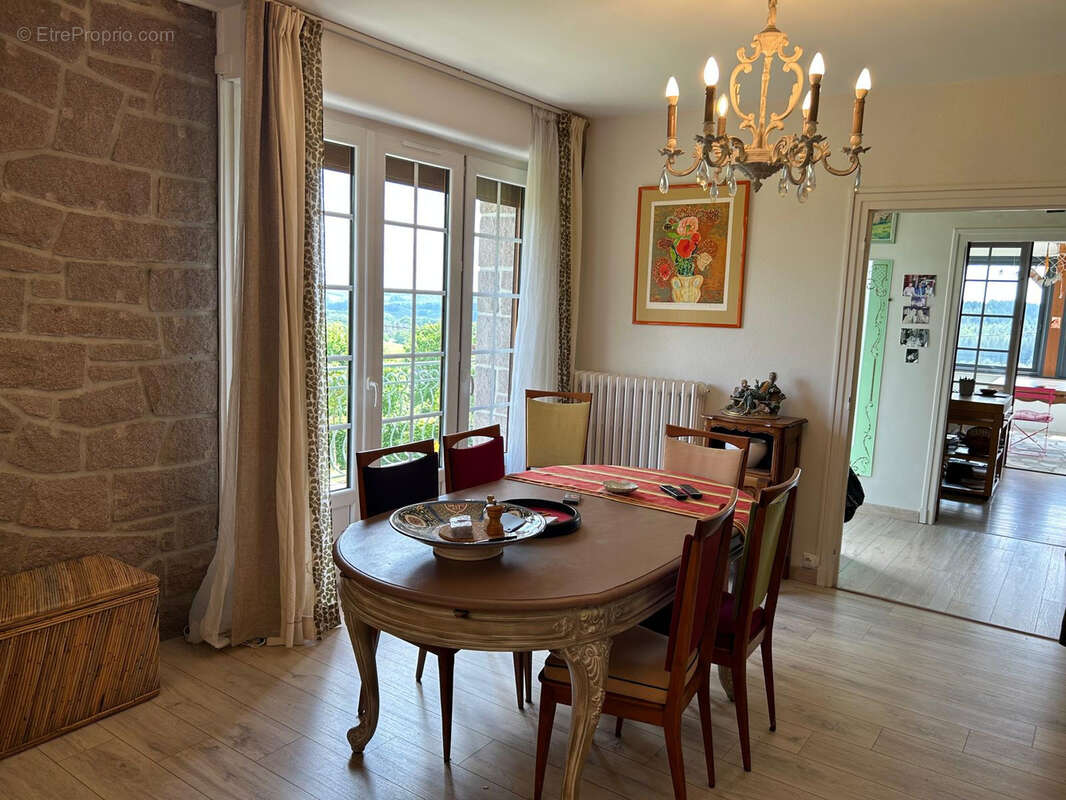 Maison à MAUSSAC