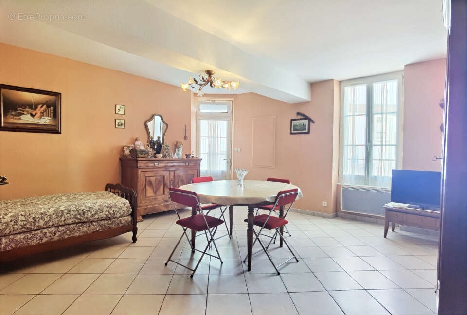 Maison à SAINT-MACAIRE-EN-MAUGES