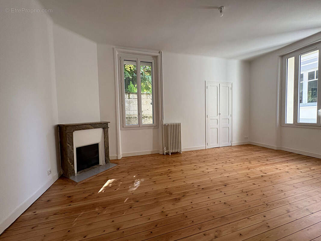 Maison entièrement rénovée de 148 m² au sol (132 m² habitables) au calme d'une impasse avec garage - photo 2