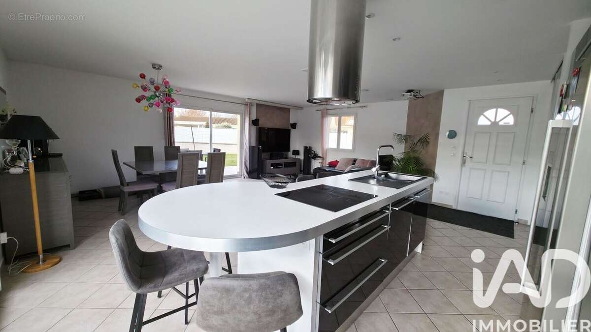 Maison 95 m² à Veauchette  - photo 4