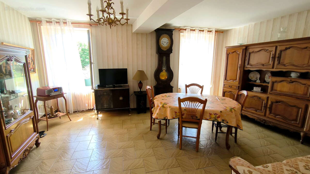 Maison de village plain-pied sur 2345 m2 - photo 6
