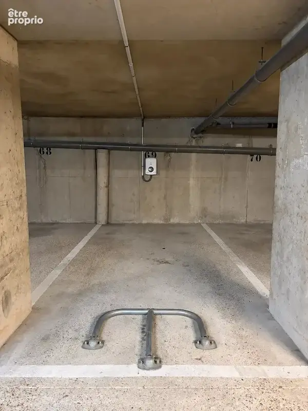 Parking à VOISINS-LE-BRETONNEUX
