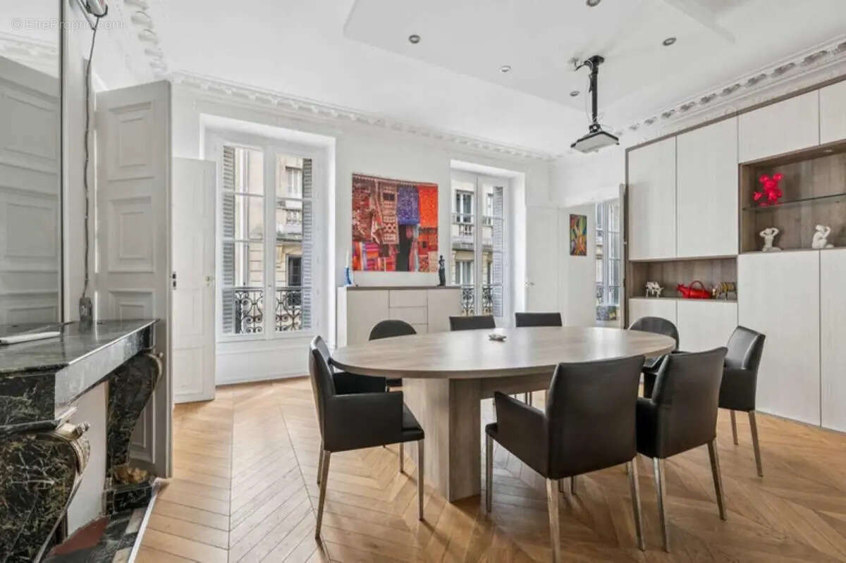 Commerce à PARIS-8E