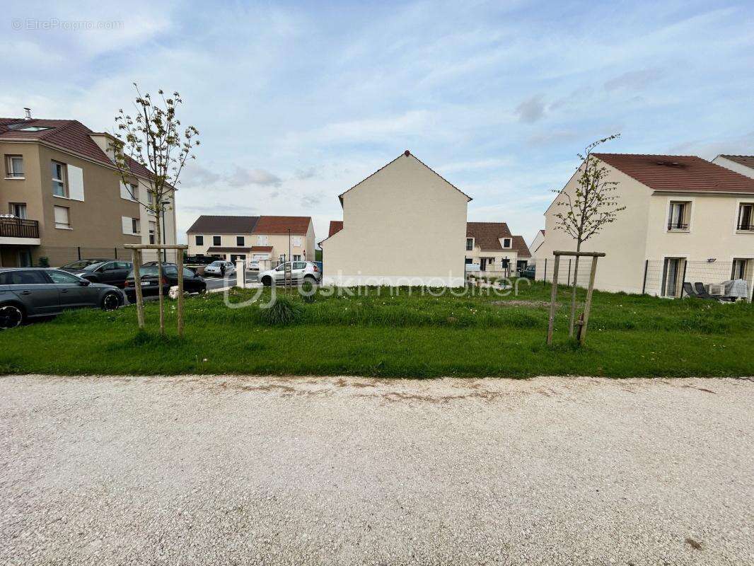 Terrain à LE PLESSIS-BELLEVILLE