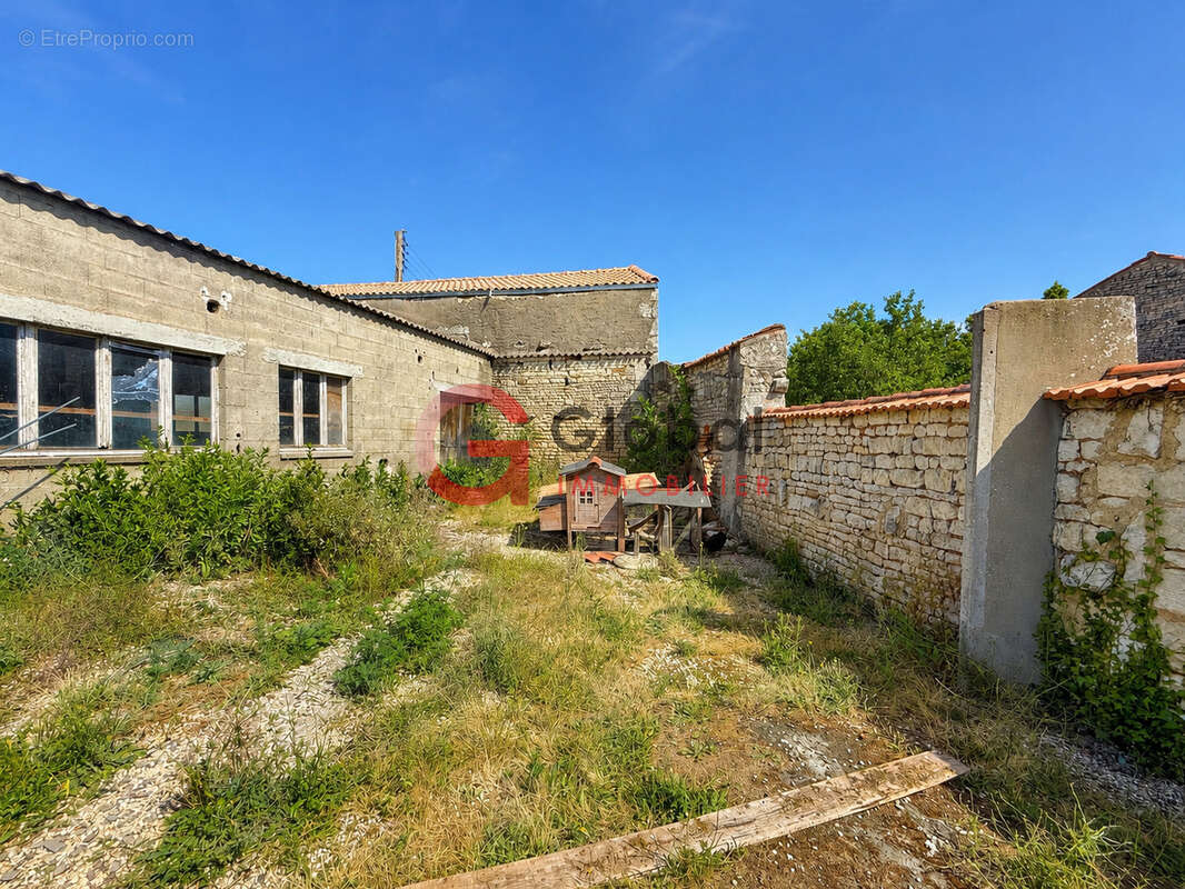 Grange à rénover offrant de nombreuses possibilités d'aménagement - photo 6