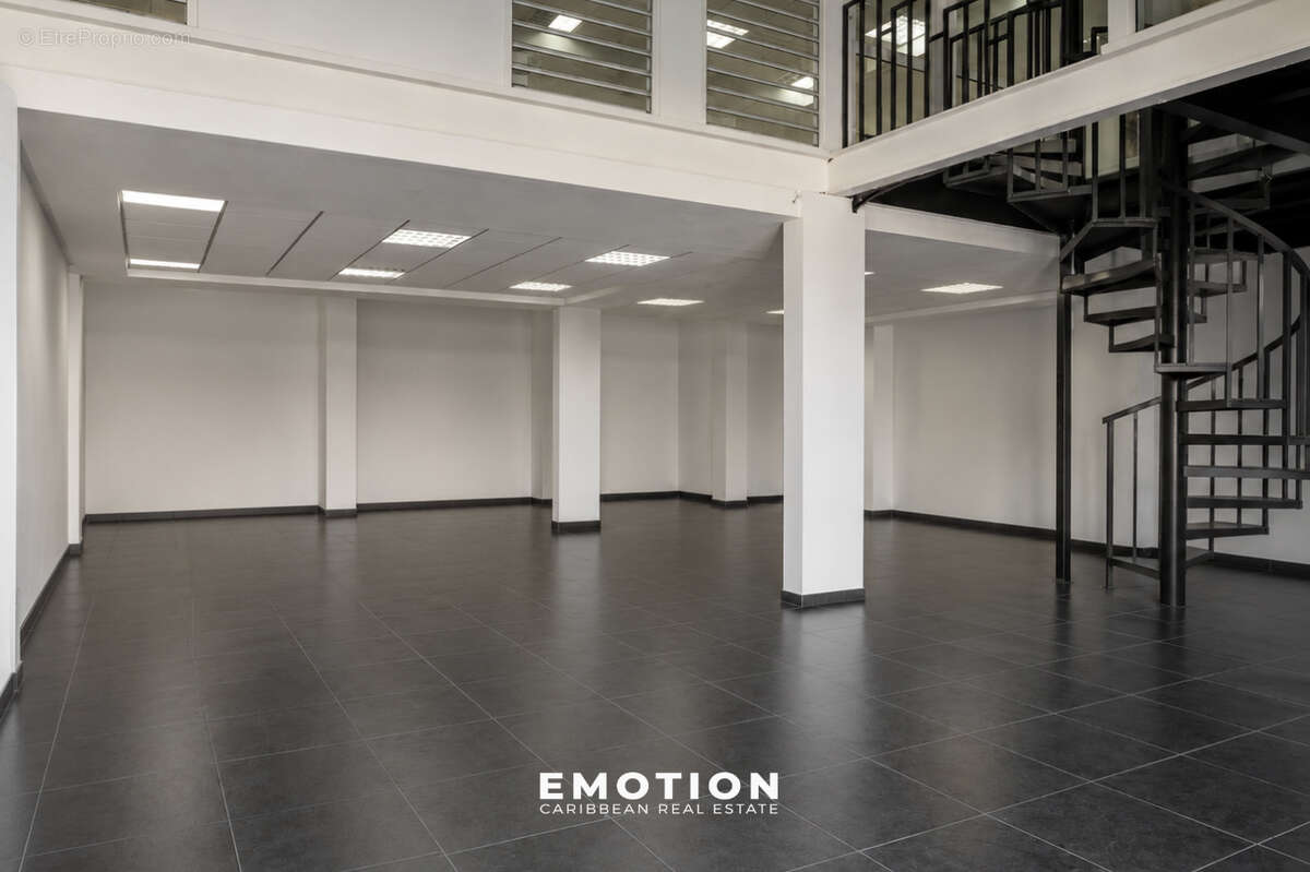 Local commercial 170 m2   Moudong Jarry BAIE-MAHAULT - photo 2