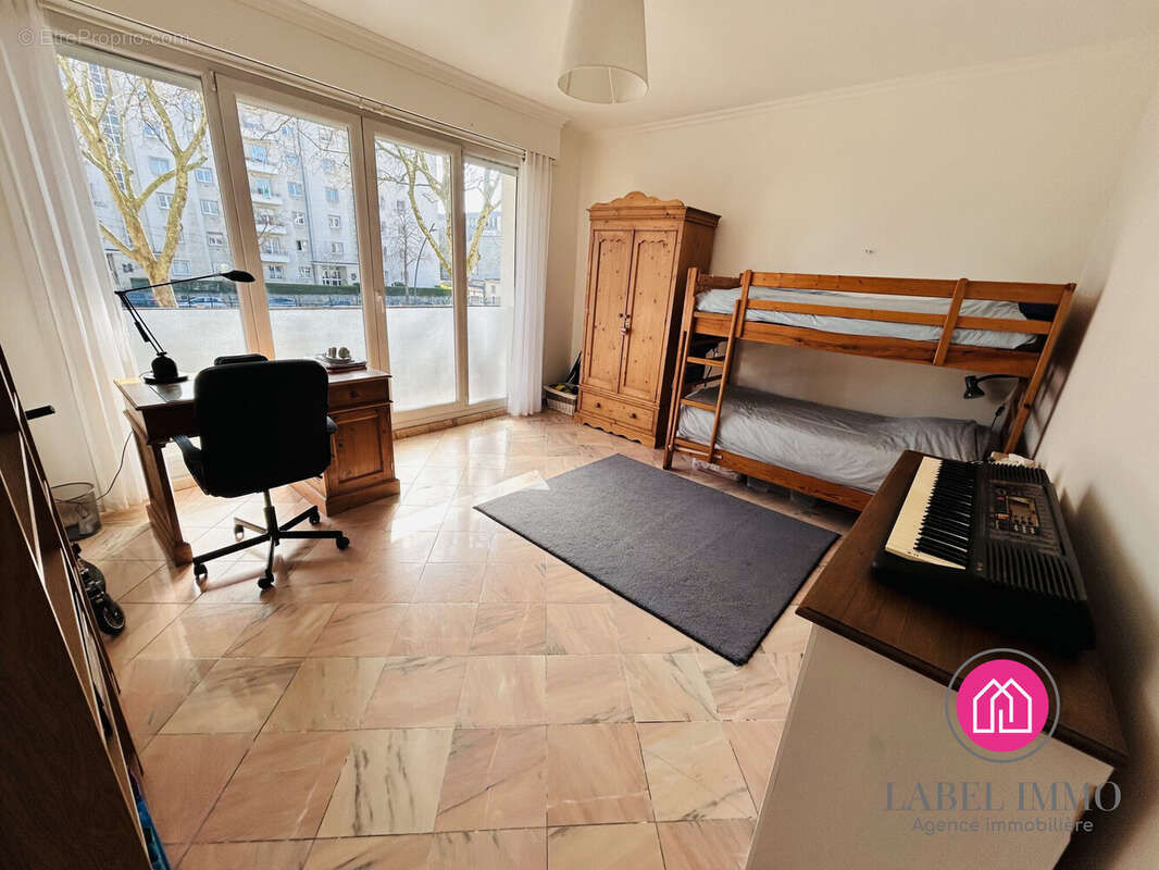 Chambre 1 avec balcon - Appartement à LA MADELEINE
