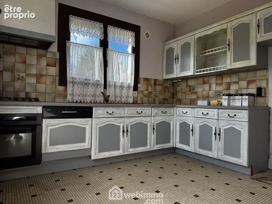 La cuisine de 10 m2 aménagée et équipée,