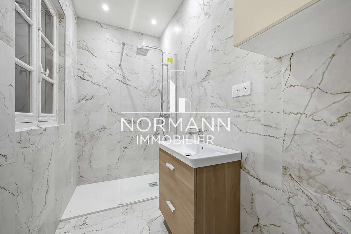 Appartement à PARIS-1E